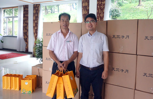 健康素月餅 傳遞關(guān)愛情—2014年西尼機(jī)電第七次“愛心工程”