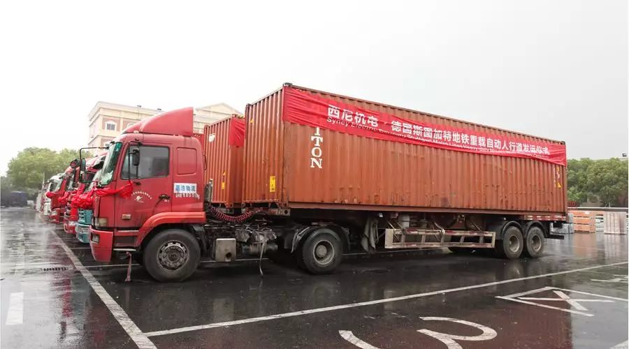 “熱火朝天迎下線，風(fēng)雨無阻忙發(fā)運(yùn)”—西尼機(jī)電 · 斯圖加特重載自動(dòng)人行道下線、發(fā)運(yùn)儀式隆重舉行！