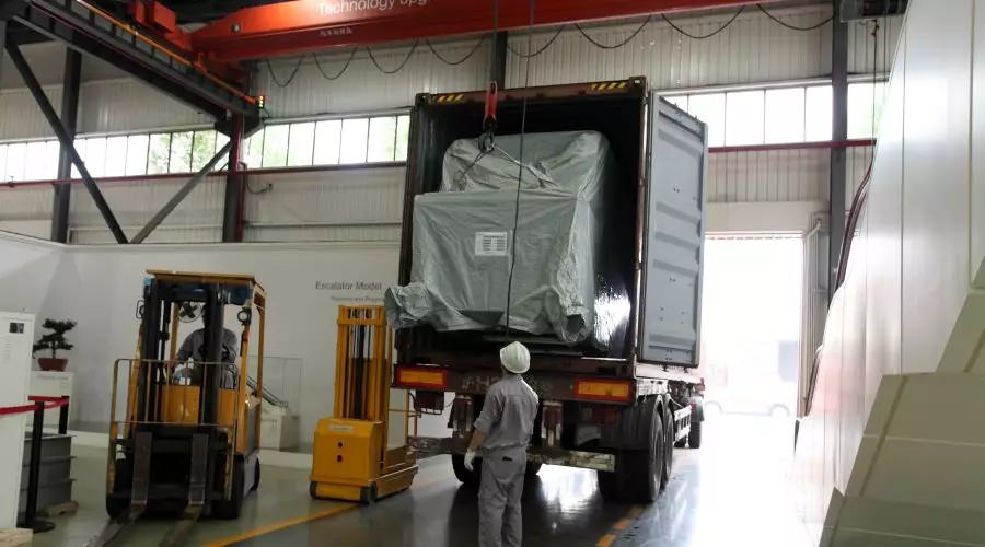 “熱火朝天迎下線，風(fēng)雨無阻忙發(fā)運(yùn)”—西尼機(jī)電 · 斯圖加特重載自動(dòng)人行道下線、發(fā)運(yùn)儀式隆重舉行！